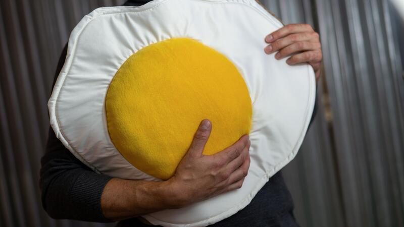 Ei, ei, ei: Ein Hingucker ist dieses flauschige Spiegelei aus Baumwolle, Schaumstoff und Polyesterfasern. 