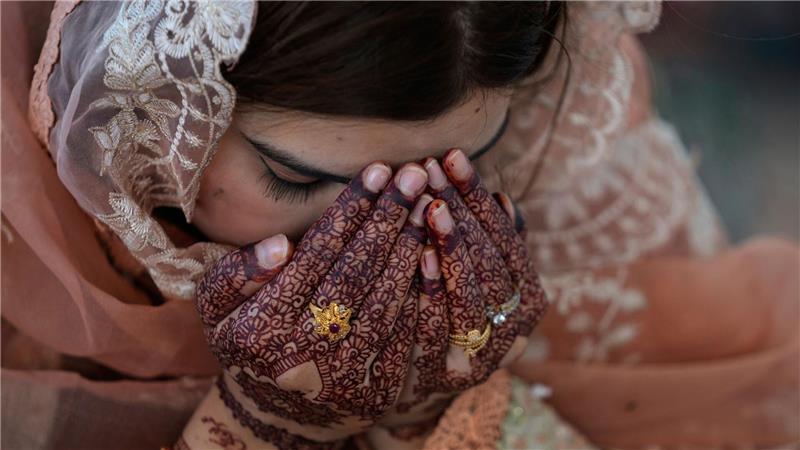 Eid al-Fitr Fest zum Ende des Ramada: eine Frau nimmt einer Moschee in Pakistan an einem Eid-al-Fitr-Gebet zum Ende des heiligen Fastenmonats Ramadan teil.