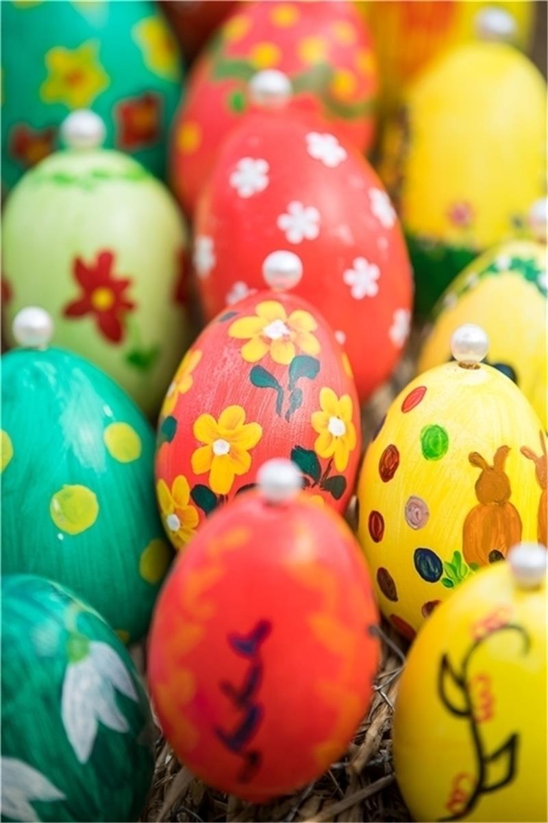 Eier sind beliebt, ein Symbol für neues Leben und werden zu Ostern gerne mit knalligen Farben bemalt. Foto Gollnow/dpa