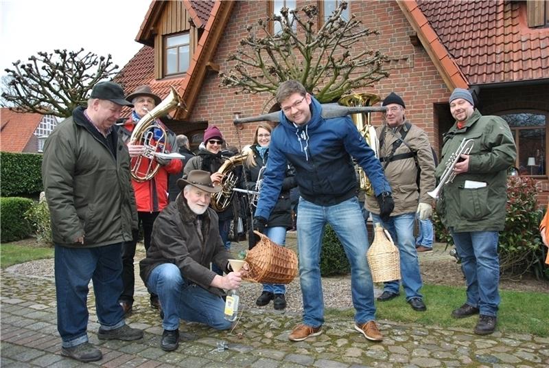 Eierschnorren in Nottensdorf im vergangenen Jahr: Hans Osterholz trug die „Drach“, die Traditions-Trage mit den Korn-Korbflaschen, Hans-Hinrich Bockelmann füllte den Schnaps um. Die Blaskapelle bedankte sich mit einem Ständchen für Eier und