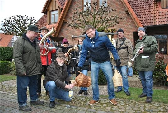 Eierschnorren in Nottensdorf im vergangenen Jahr: Hans Osterholz trug die „Drach“, die Traditions-Trage mit den Korn-Korbflaschen, Hans-Hinrich Bockelmann füllte den Schnaps um. Die Blaskapelle bedankte sich mit einem Ständchen für Eier und