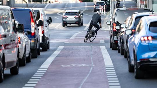 Eigene Fahrradstreifen können auch zwischen Fahrbahnen liegen. (Archivbild)  