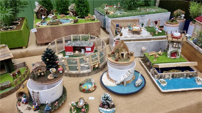 Zwei Tage Hobbykunst an fast 80 Ständen in Drochtersen Eigene kleine märchenhafte Miniaturwelten erschaffen Claudia Oellerich und ihr Partner Henry Strunck in ungezählten Bastelstunden.