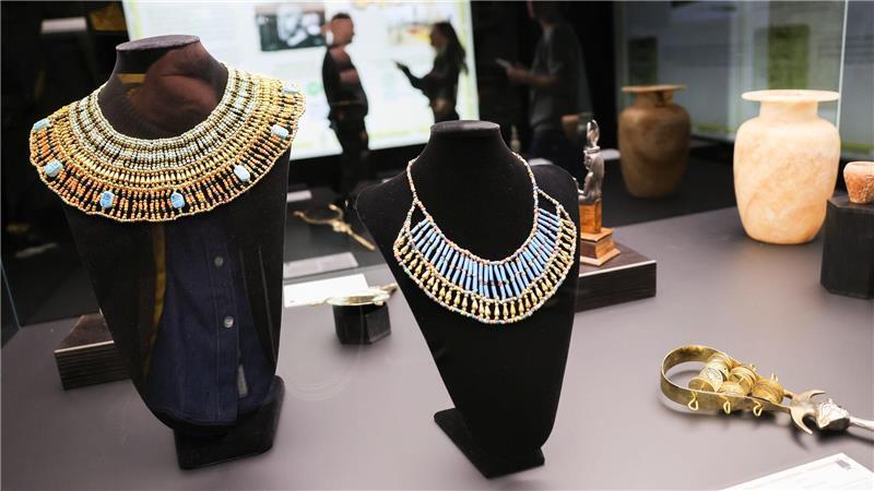 Eigens für die Ausstellung in Hamburg konnten sogar historische Artefakte aus der Zeit Kleopatras gemietet werden.