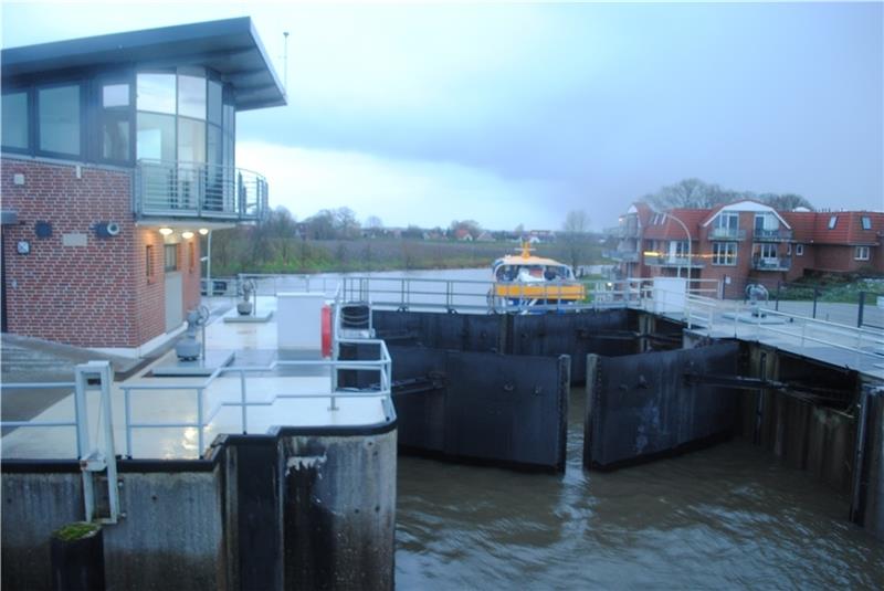 Erkenntnisse zur Lühe-Flut: Darum kam es zur Sperrwerkspanne Eigentlich Routine: Bei einer Sturmflut werden die Tore des Lühe-Sperrwerks geschlossen. Foto: Vasel
