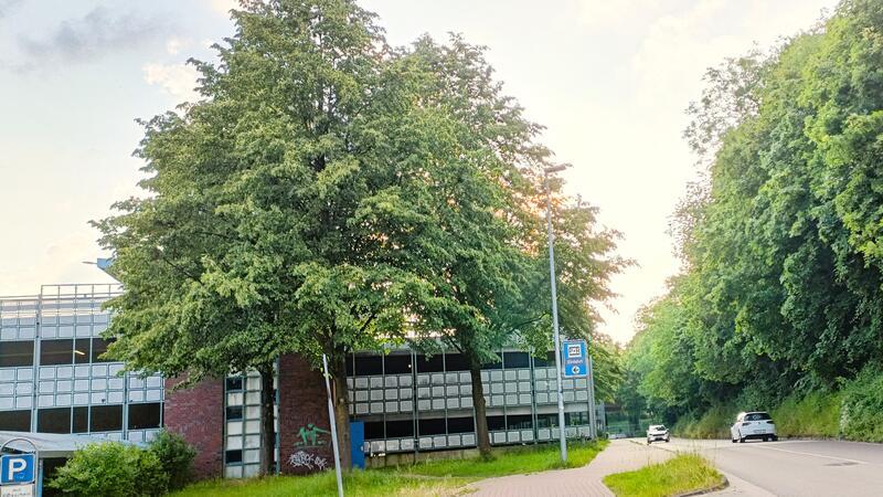 Eigentlich Tempo 30, aber eine beliebte Poser-Strecke: die Straße Am Bahnhof.