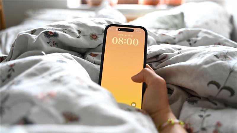 Eigentlich empfinden viele mehr Spaß an der Zeit mit dem Partner oder mit den Kindern, hängen aber stattdessen am Smartphone. (Symbolbild)