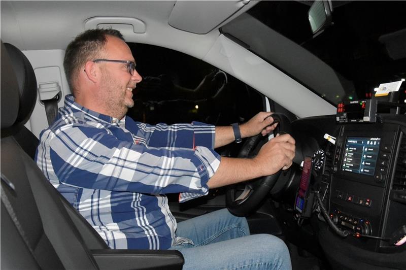 Mit betrunkenen Fahrgästen nachts im Taxi durch den Landkreis Eigentlich herrscht Maskenpflicht: Taxifahrer Jürgen Wand hat fürs Foto die Maske abgenommen. Fotos: Felsch