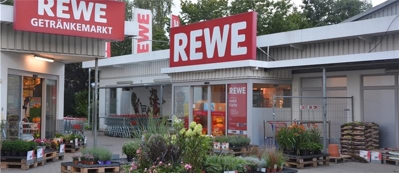 Rewe in Buxtehude-Süd will abreißen und neu bauen Eigentlich läuft der Markt am Ottensener Weg/Kloster Dohren prima – um für die Zukunft gerüstet zu sein, soll der Markt abgerissen und neu gebaut werden. Fotos Stephan