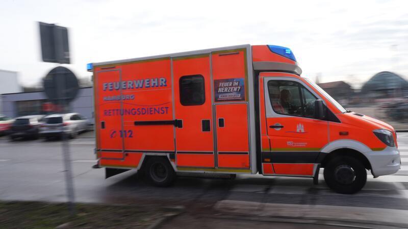 Echte Verletzte bei gestelltem Zugunglück Eigentlich sollte der Ernstfall in Hamburg-Bergedorf nur geübt werden, doch dann mussten Verletzte versorgt werden (Symbolbild).