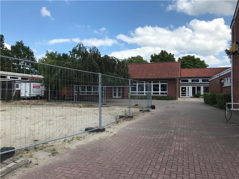 Eigentlich sollte mit dem Neubau für die Hammaher Schule bereits begonnen sein. Foto: Helfferich