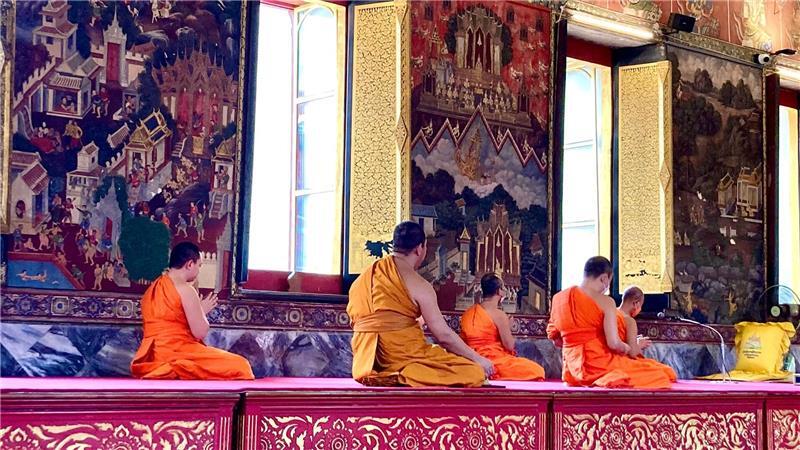 Eigentlich verpflichten sich Mönche in Thailand zu einem Leben in Armut und Enthaltsamkeit. (Archivbild)