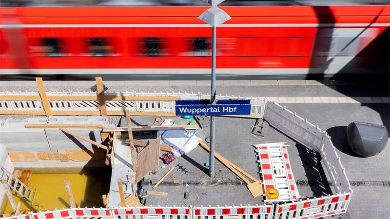 Eigentlich war die Freude groß, dass zwischen Hagen, Wuppertal und Köln wieder Züge fahren können - doch dann fiel auf, dass eine Brücke marode ist. (Archivbild)