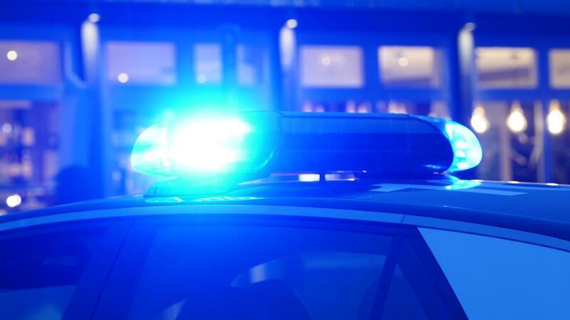 Eigentlich wollen sie die Auseinandersetzung zwischen mehreren Dutzend Menschen nur beenden, doch am Ende wurden fünf Polizisten dabei verletzt. (Illustration)