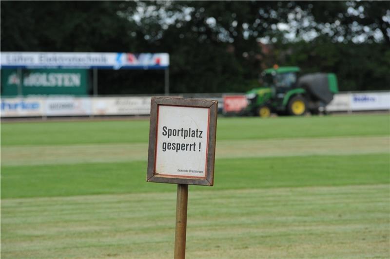 Platz im Kehdinger Stadion gesperrt: D/A sucht in Bützfleth Asyl Eigentlich wollte D/A am Donnerstag auf dem Hauptplatz trainieren. Aber die Gemeinde mähte den Rasen. Foto: Berlin