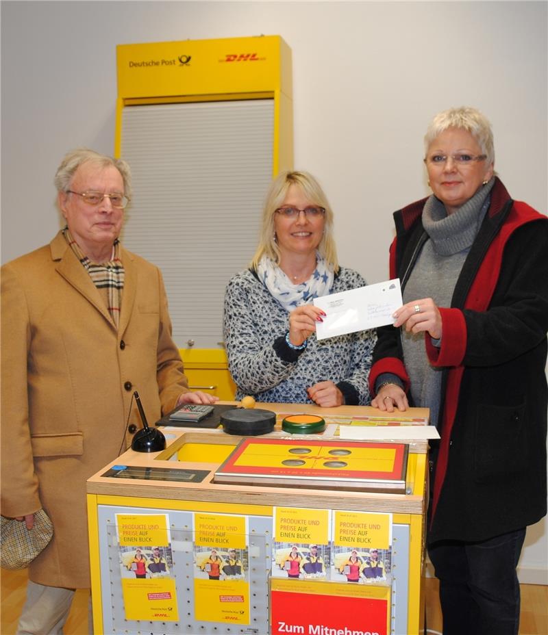 Eigentümer Hans-Joachim Jähnichen, Mitarbeiterin Sandra Ropers und Ortsbürgermeisterin Astrid Bade (SPD; rechts) geben in der neuen Postfiliale im Ex-Möbelhaus Jähnichen in Neukloster den ersten Brief auf. Foto Vasel