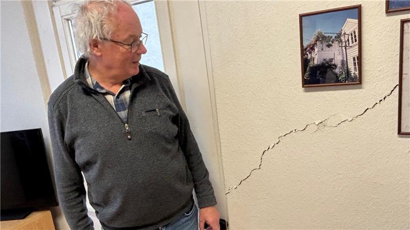 Eigentümer Horst Meyer betrachtet einen Riss im Mauerwerk seines Altstadthauses.