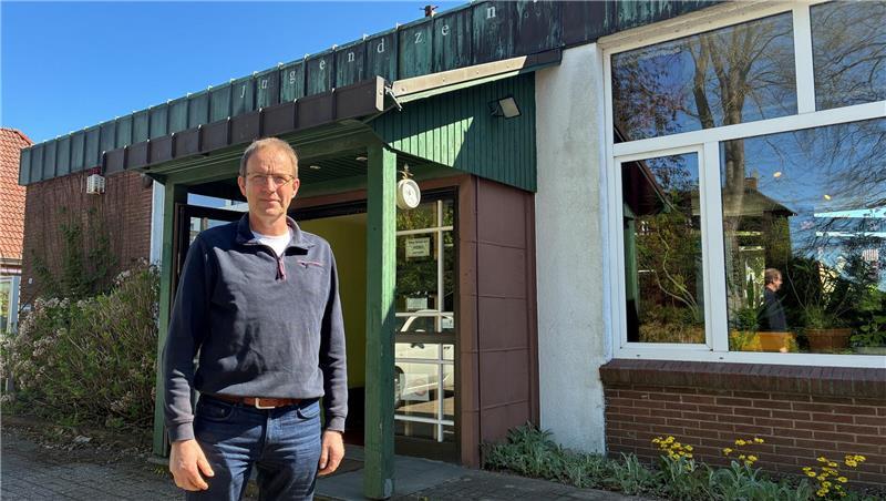 Eigentümer Johannes Cordes vor dem Jugendzentrum in Steinkirchen.