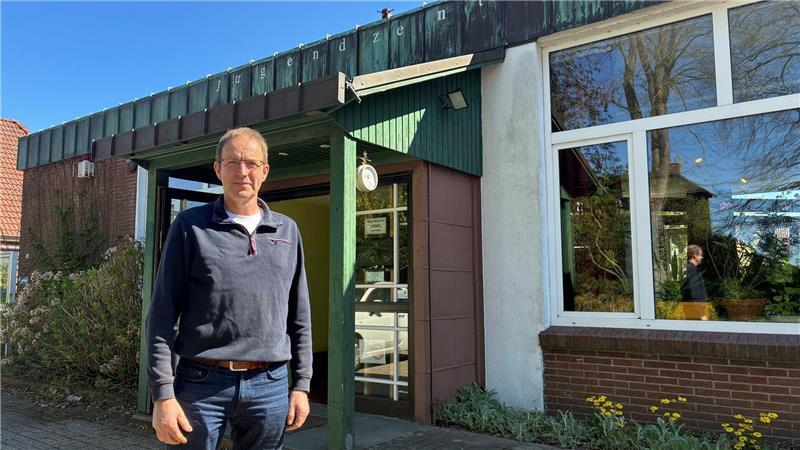 Mietvertrag gekündigt: Aus für Jugendzentrum Steinkirchen Eigentümer Johannes Cordes vor dem Jugendzentrum in Steinkirchen.