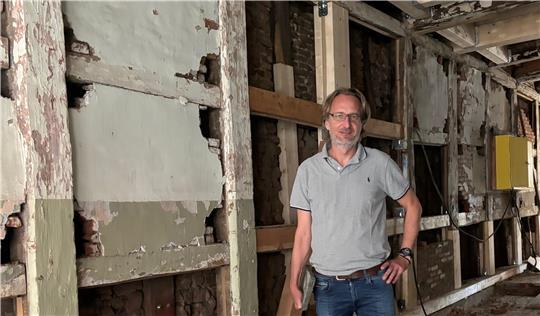 Eigentümer Marc Simonsen steht im Erdgeschoss des entkernten Fachwerkhauses. Die Ladenfläche hatte zuletzt ein Reformhaus genutzt.