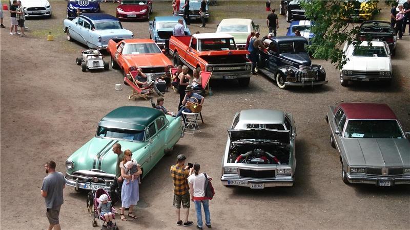 US-Car-Treffen in Grauerort: Festung wird zum Hotspot für Fans Eigentümer vom US Cars stellen ihre glänzenden Schätze zur Schau.