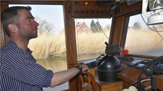 Eigner Jan Sauerwein am Steuer seiner Iris.