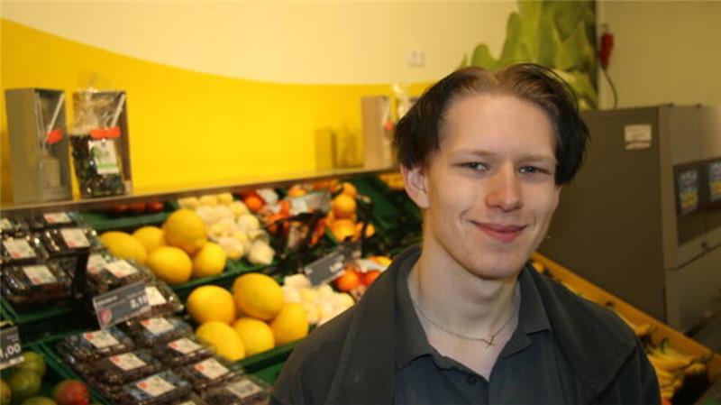 Eike Neumann, Auszubildender zum Einzelhandelskaufmann im CAP-Markt Groden, sieht wirtschaftliche Unsicherheit als Nährboden für populistische Strömungen.