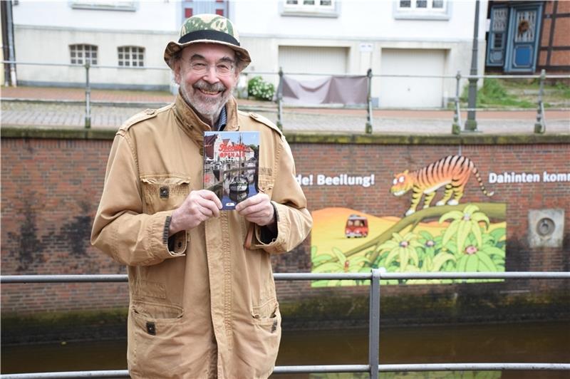 Eiland in Sicht – Tetsche präsentiert das Buch zur Stader Ausstellung im Hansehafen. Foto: Strüning