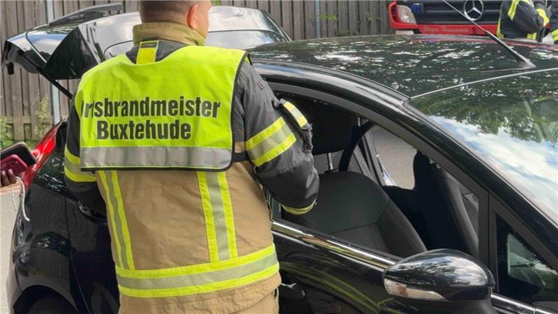 Eile war geboten, als die Feuerwehr gerufen wurde, um das Kind aus dem Auto zu befreien.