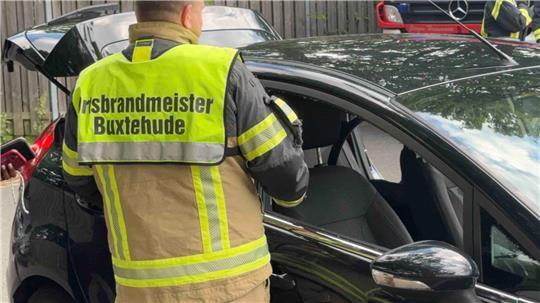 Eile war geboten, als die Feuerwehr gerufen wurde, um das Kind aus dem Auto zu befreien.