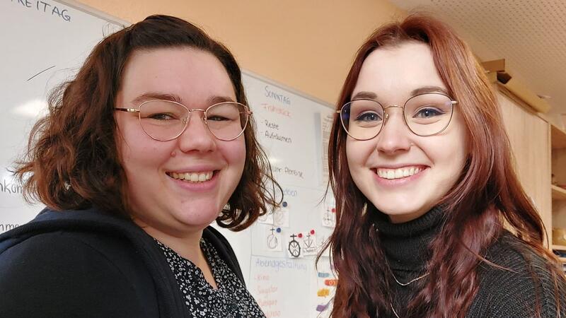 Zwei neue Kreisjugendwartinnen im Dienst – Wer sie sind Eileen Meyer und Alina Heitmann werden öffentlich in ihren Dienst als Kreisjugendwartinnen im Kirchenkreis Stade eingeführt.