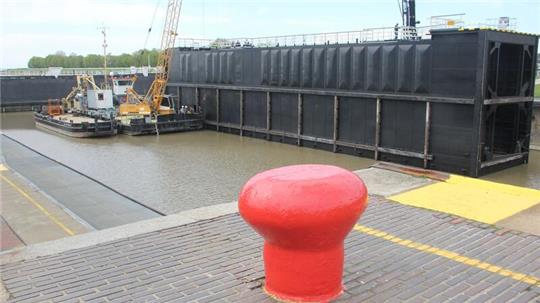 Ein 1200 Tonnen schweres Schleusentor schwimmt in der Schleusenanlage in Brunsbüttel (Schleswig-Holstein).