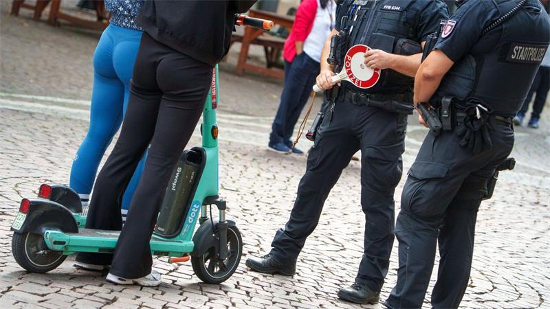 Ein 14-Jähriger war nicht allein auf seinem E-Scooter - er floh vor einer Polizeikontrolle. (Symbolbild)