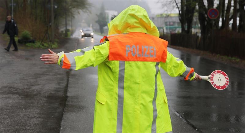 Ein 15-Jähriger fährt illegal Auto, missachtet etliche Verkehrsregeln und crasht in ein Restaurant. (Symbolbild)