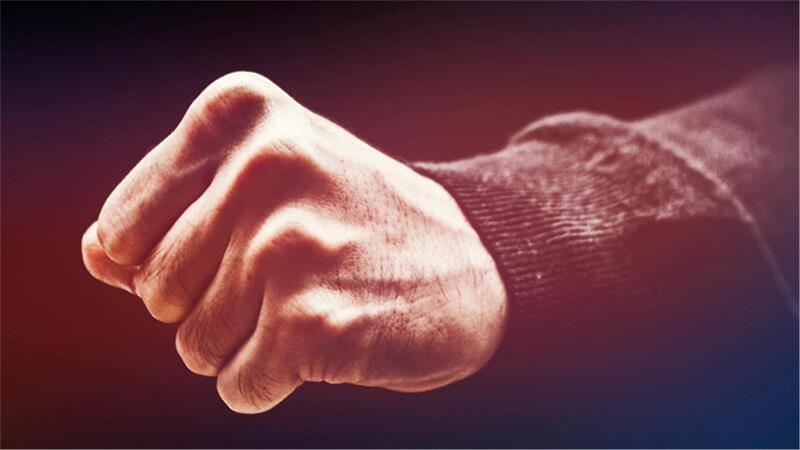 Ein 15-Jähriger soll einen 43-Jährigen durch einen Schlag gegen den Kopf schwer verletzt haben.