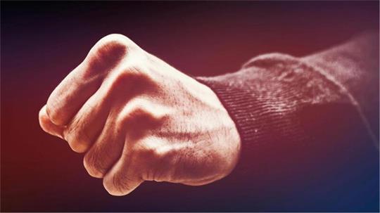 Ein 15-Jähriger soll einen 43-Jährigen durch einen Schlag gegen den Kopf schwer verletzt haben.