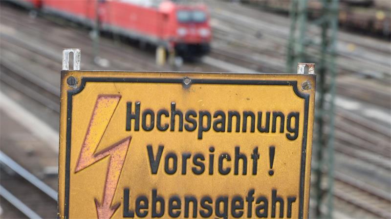 Ein 15-Jähriger wird beim Klettern auf einen Kesselwagen durch einen Stromschlag schwer verletzt. (Symbolbild)