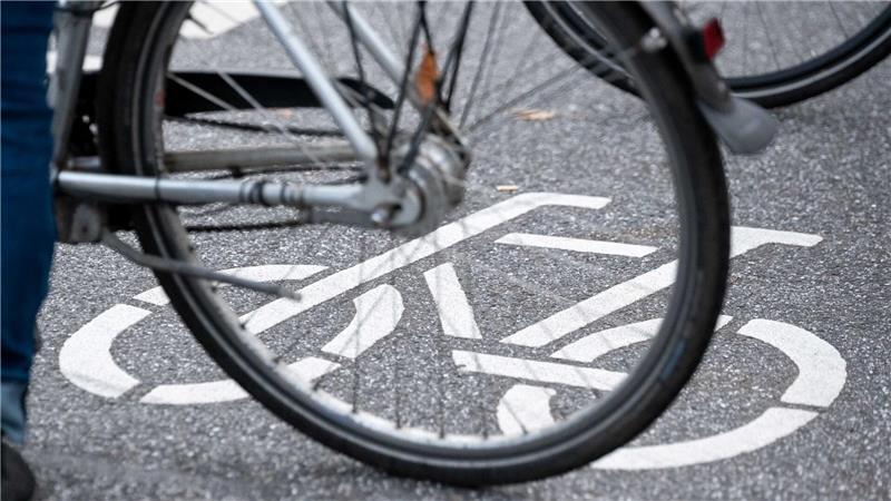 Ein 15-jähriger Fahrradfahrer stürzte, nachdem er mit einer Vollbremsung einen Unfall verhindern musste.