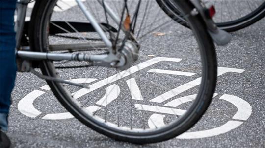 Ein 15-jähriger Fahrradfahrer stürzte, nachdem er mit einer Vollbremsung einen Unfall verhindern musste.