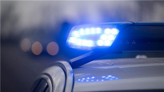 Ein 16-Jähriger fährt mit einem Leichtkraftfahrzeug auf der A27. (Symbolbild)