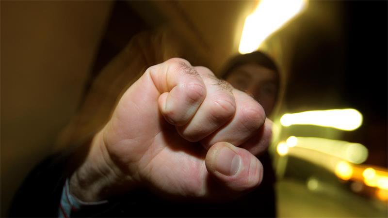 Ein 16-Jähriger hat am Samstag unvermittelt mehrere Personen angegriffen.