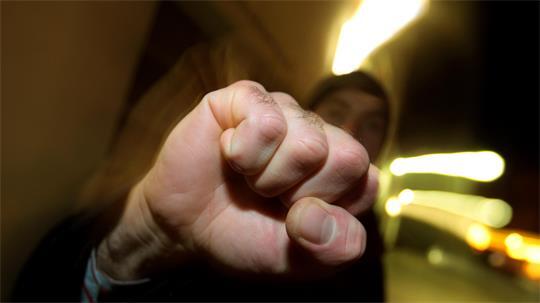 Ein 16-Jähriger hat am Samstag unvermittelt mehrere Personen angegriffen.
