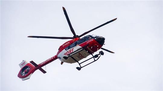 Ein 16-Jähriger wurde beim Klettern auf einem Güterwagen schwer verletzt und in eine Klinik geflogen. (Symbolbild)