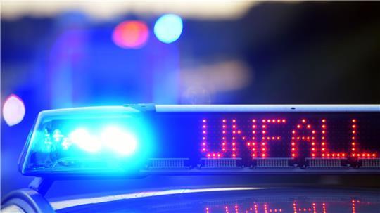 Ein 18-Jähriger baut mit einem Leihwagen auf der A7 einen spektakulären Unfall. (Symbolbild)