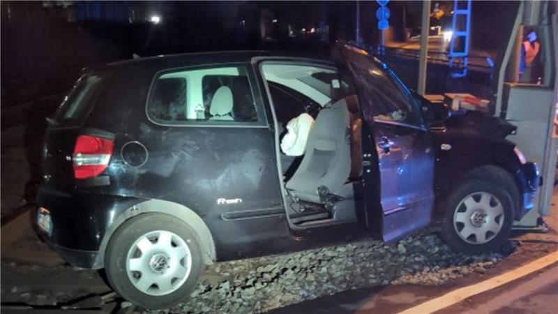 Ein 18-Jähriger hat in Loxstedt eine Schranke gerammt.
