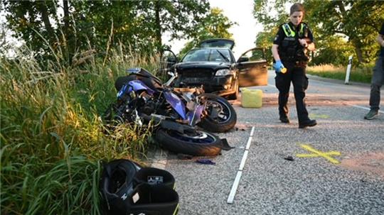 Ein 18-Jähriger hatte am Nincoper Deich die Kontrolle über sein Motorrad verloren. Er und seine Beifahrerin wurden schwerst verletzt.