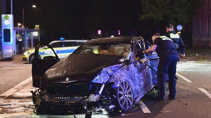 Ein 18-Jähriger kam mit seinem Wagen von der Straße ab.