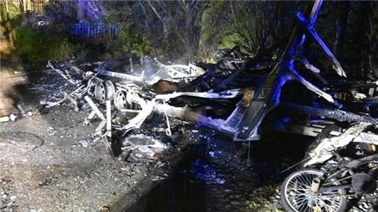 Ein 18-Jähriger und sein Hund wurden im letzten Moment aus dem brennenden Wohnwagen gerettet.