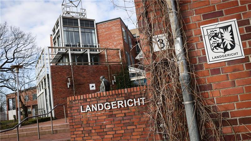 Urteil: 18-Jähriger muss in betreute Wohneinrichtung ziehen Ein 18-Jähriger wurde unter anderem wegen Vorbereitung einer schweren staatsgefährdenden Straftat verurteilt. (Symbolbild)