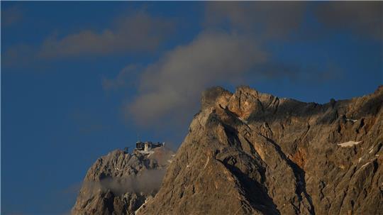 Ein 19-Jähriger aus Baden-Württemberg ist auf einem Klettersteig an der Zugspitze tödlich verunglückt. (Archivbild)